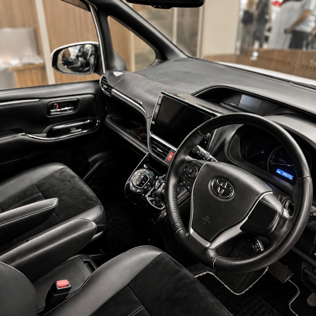 Toyota Esquire Gi Premium Hybrid